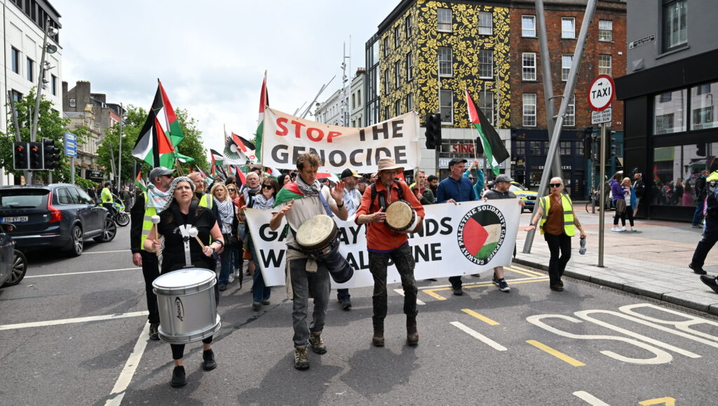 Irlande: Des milliers de personnes aux rassemblements pro-palestiniens et anti-immigration à Cork 2 Irlande: Des milliers de personnes aux rassemblements pro-palestiniens et anti-immigration à Cork- 2